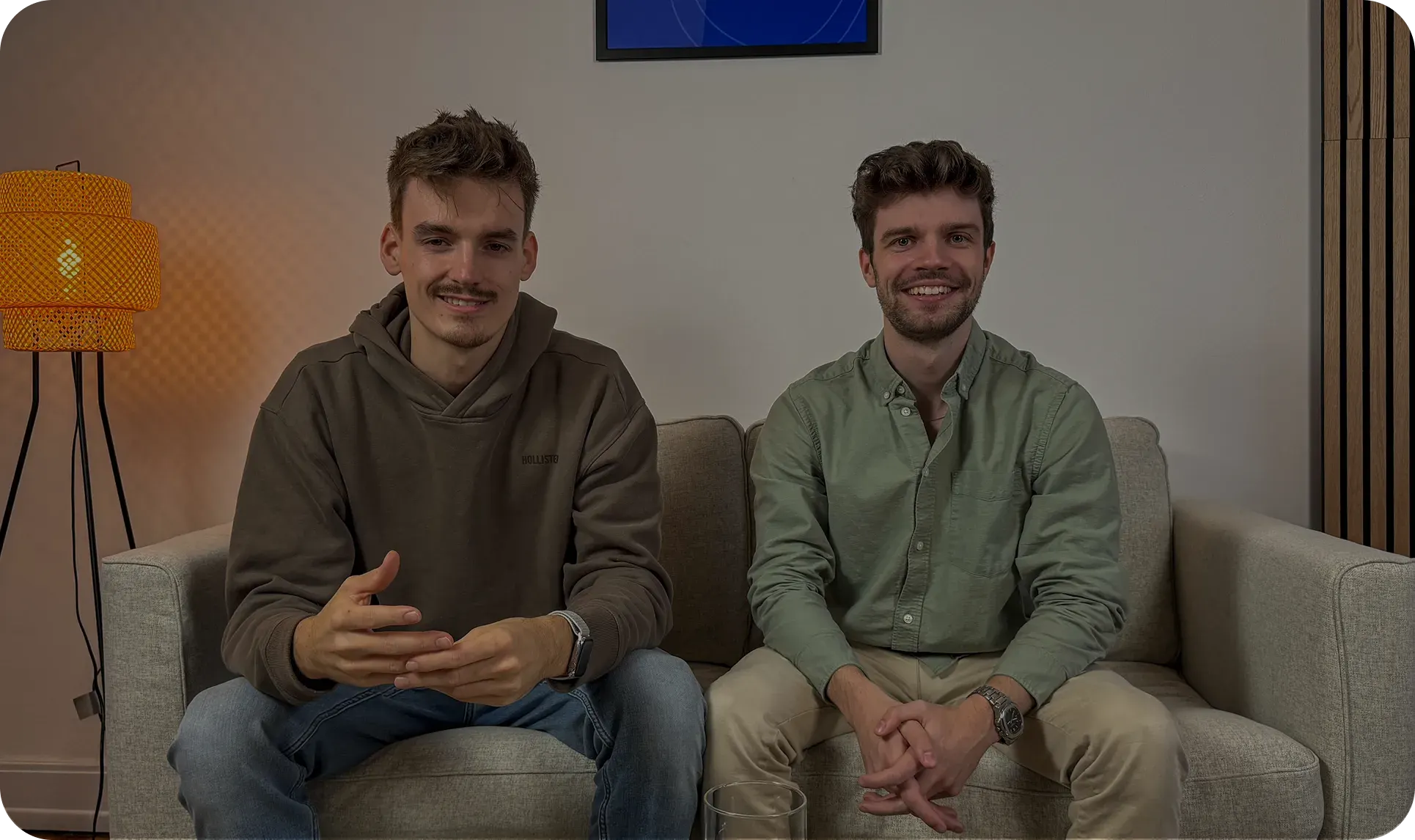 Die Careertune Gründer Finn Prietzel und Felix Hüsgen sitzen auf einer Couch