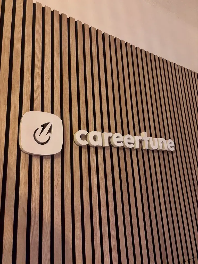 Careertune Logo auf einer Holzwand