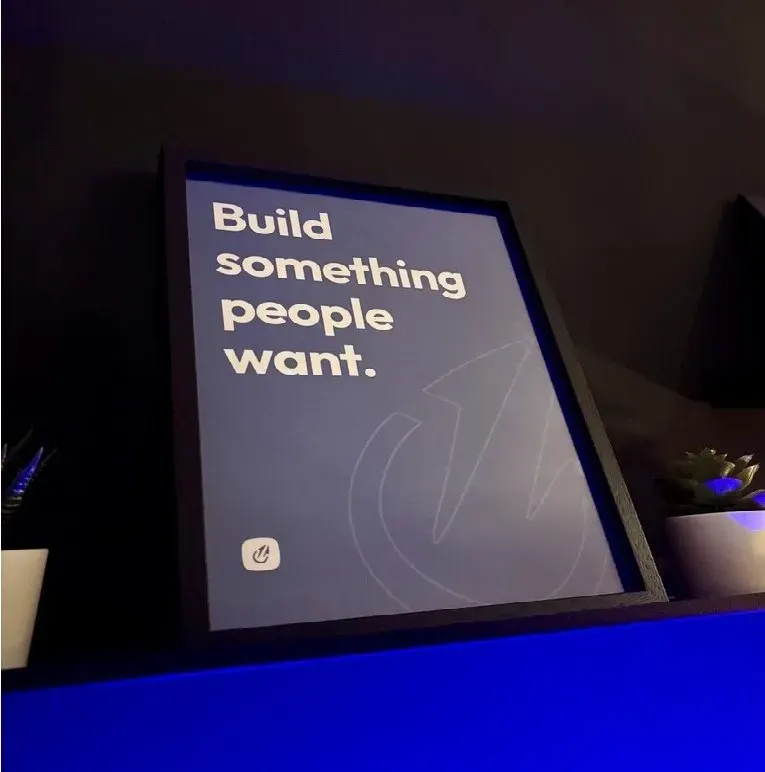 Ein Bilderrahmen im Careertune Büro mit dem Spruch "Build something people want"